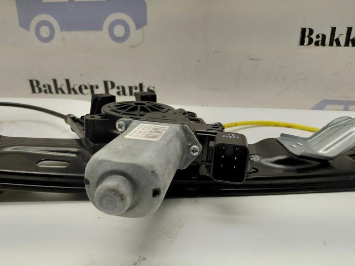 Fönstermekanism för bakre dörr, 4-dörrars, vänster från en Land Rover Range Rover Evoque (LVJ/LVS) 2.0 D 150 16V 5-drs. 2018