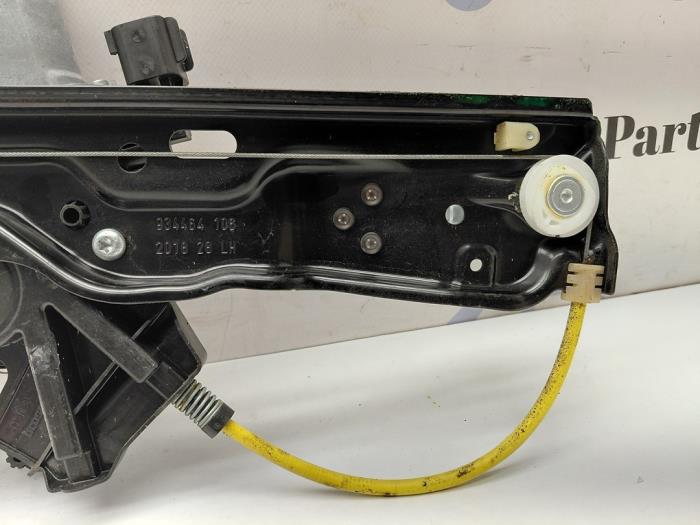 Fönstermekanism för bakre dörr, 4-dörrars, vänster från en Land Rover Range Rover Evoque (LVJ/LVS) 2.0 D 150 16V 5-drs. 2018