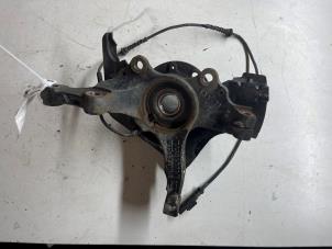 Gebruikte Fusee houder links-voor Opel Corsa E 1.0 SIDI Turbo 12V Prijs € 34,99 Margeregeling aangeboden door JCR Janssen Car Recycling