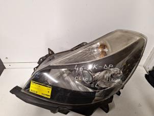 Gebruikte Koplamp links Renault Clio III (BR/CR) 1.6 16V Prijs € 42,35 Inclusief btw aangeboden door Autodemontagebedrijf W. de Laat
