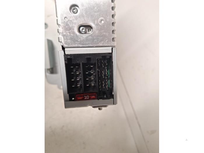 Radio CD Speler van een Volkswagen Polo V (6R) 1.2 TDI 12V BlueMotion 2011