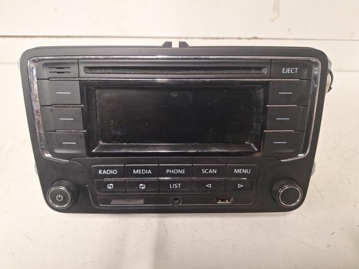 Radio CD Speler van een Volkswagen Polo V (6R) 1.2 TDI 12V BlueMotion 2011