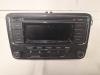 Radio CD Speler van een Volkswagen Polo V (6R) 1.2 TDI 12V BlueMotion 2011