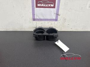 Begagnade Mugghållare Toyota RAV4 (A3) 2.0 16V Valvematic 4x2 Pris € 30,25 Inklusive moms erbjuds av Wallyn COMMV