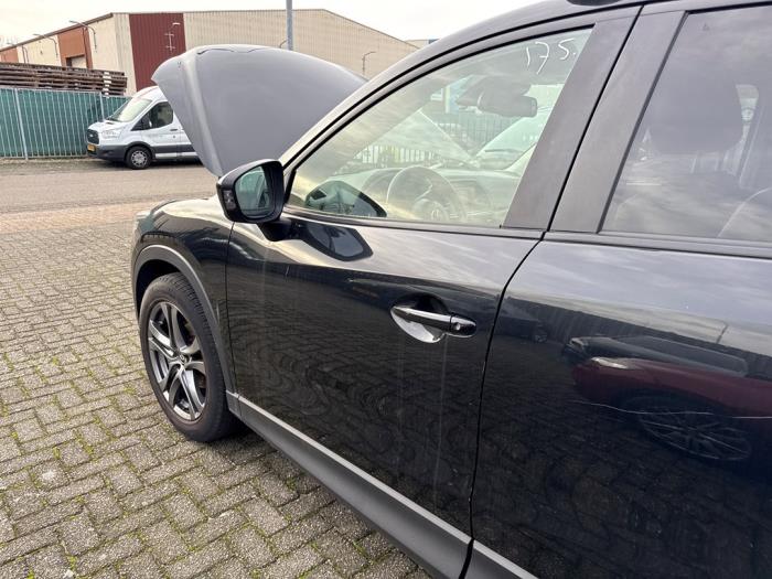 Dörr, 4-dörrars, vänster fram från en Mazda CX-5 I (KE,GH) 2.2 SkyActiv-D 16V 2WD 2013