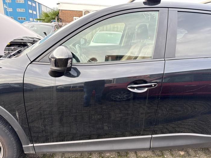 Dörr, 4-dörrars, vänster fram från en Mazda CX-5 I (KE,GH) 2.2 SkyActiv-D 16V 2WD 2013