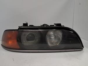 Begagnade Strålkastare, höger BMW 5 serie (E39) 520i 24V Pris € 242,00 Inklusive moms erbjuds av De Jonghe Recuparts