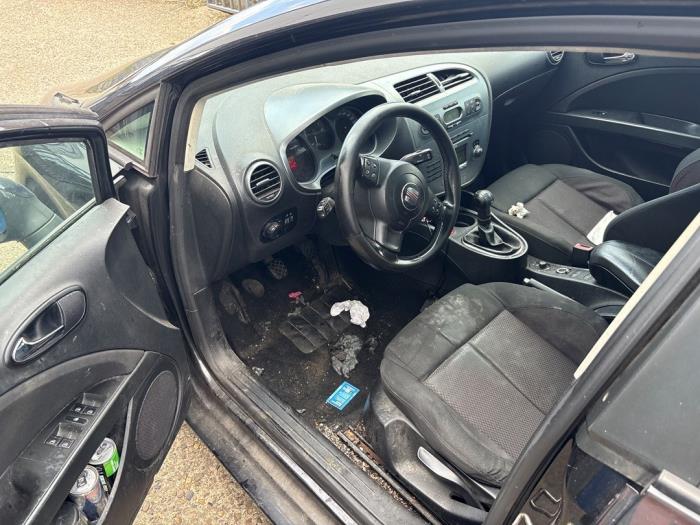 Seat Leon 1.6 Skrotfordon (2008, ZWART)