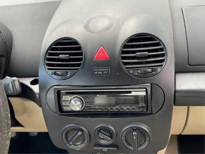 Volkswagen New Beetle 1.6 Samochód złomowany (2003, Bez)