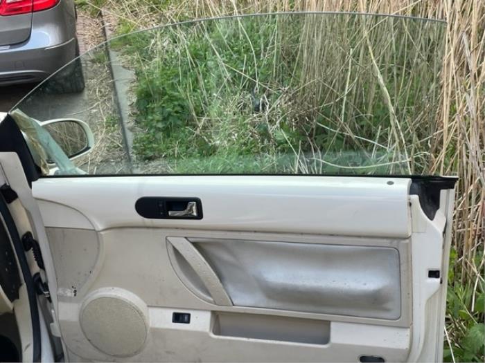 Volkswagen New Beetle 1.6 Samochód złomowany (2003, Bez)