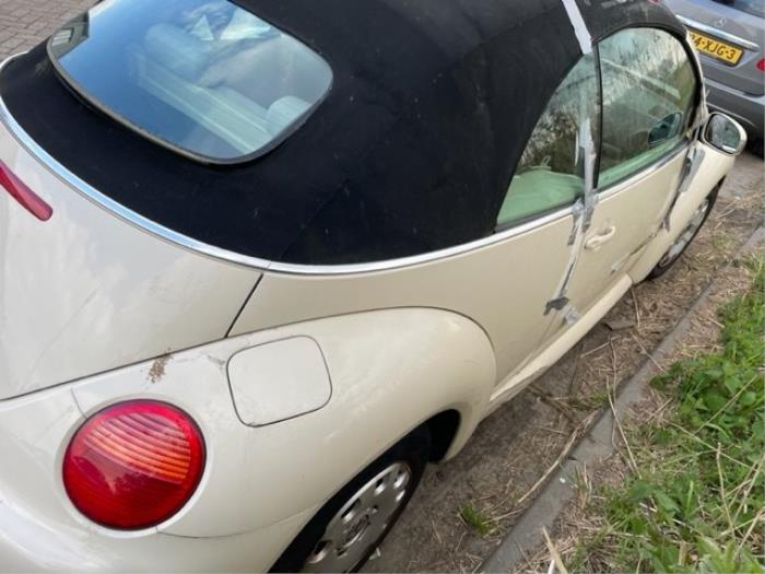 Volkswagen New Beetle 1.6 Samochód złomowany (2003, Bez)