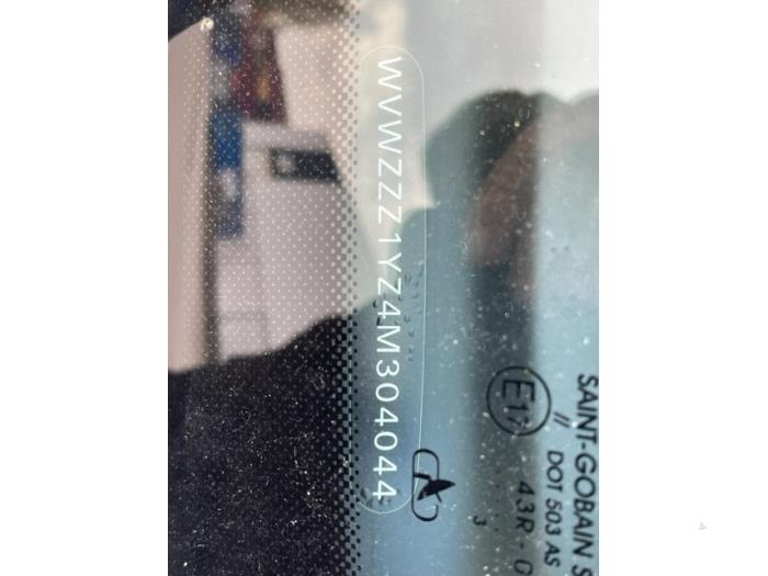 Volkswagen New Beetle 1.6 Samochód złomowany (2003, Bez)