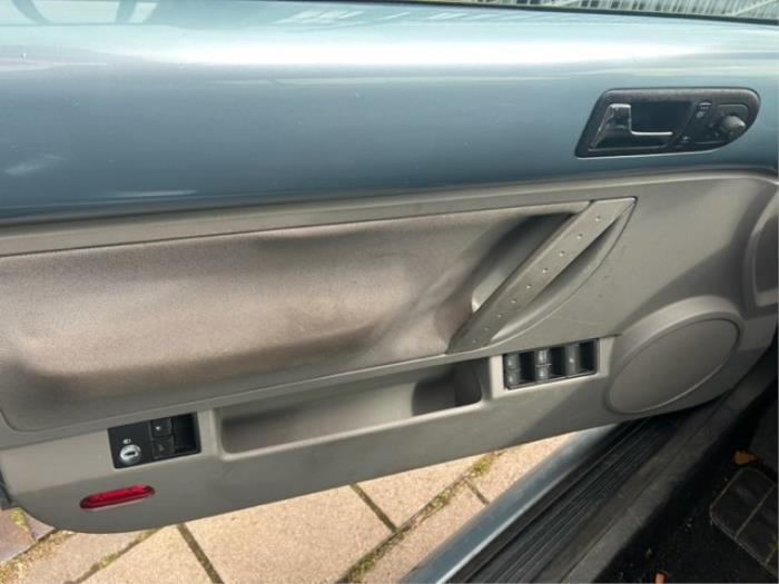 Volkswagen New Beetle 1.6 Damaged vehicle (2004, Blue)