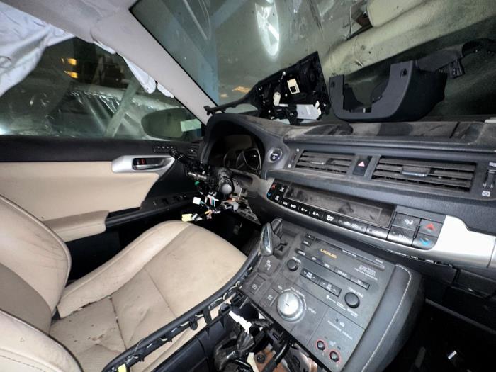 Lexus CT 200h 1.8 16V Samochód złomowany (2011)