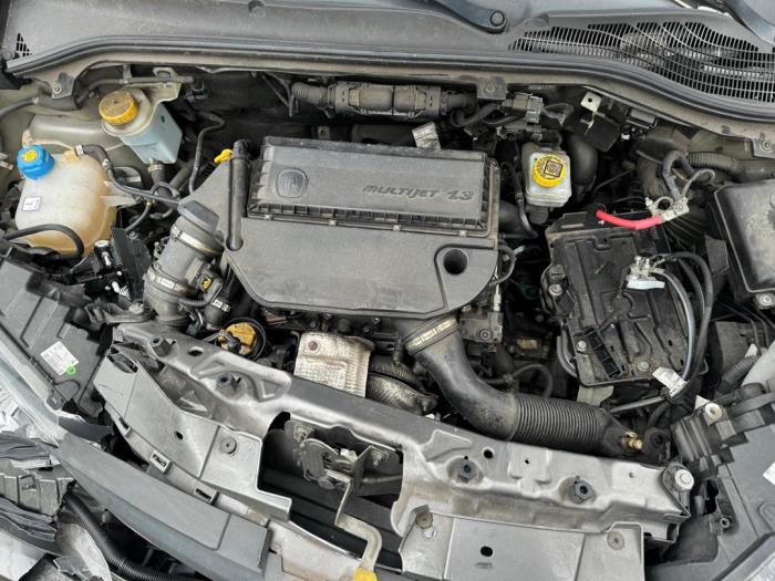 Fiat Doblo Cargo 1.3 MJ 16V DPF Euro 5 Skrotfordon (2015, NIET VAN TOEPASSING)