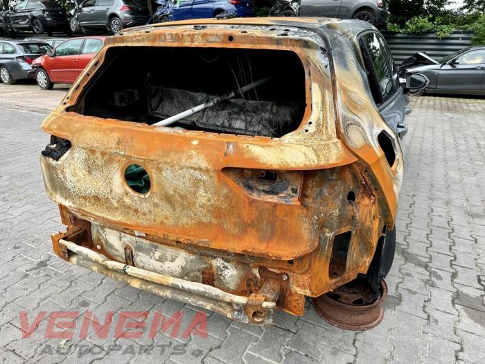 Volkswagen Golf VIII 1.0 eTSI 12V Skrotfordon (2022, GRIJS)