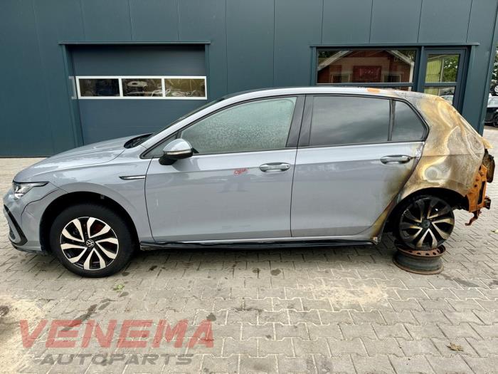 Volkswagen Golf VIII 1.0 eTSI 12V Skrotfordon (2022, GRIJS)