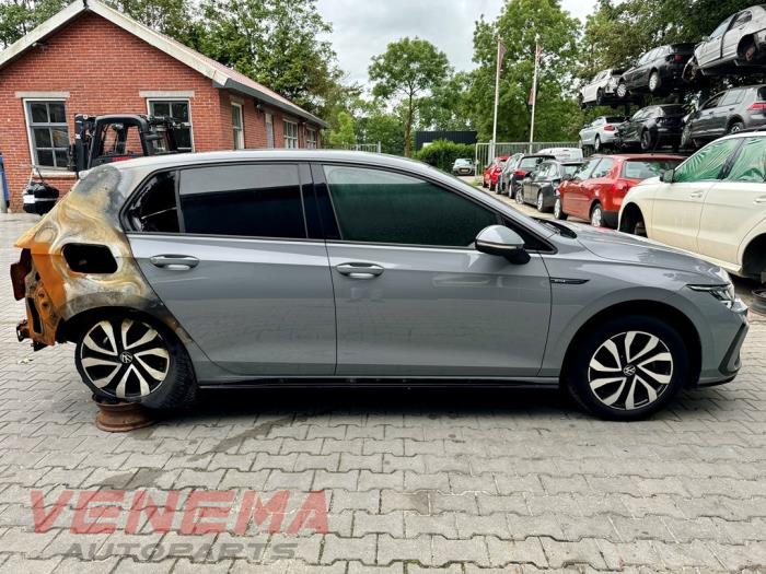 Volkswagen Golf VIII 1.0 eTSI 12V Skrotfordon (2022, GRIJS)