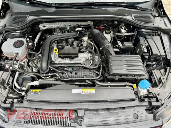 Volkswagen Golf VIII 1.0 eTSI 12V Skrotfordon (2022, GRIJS)