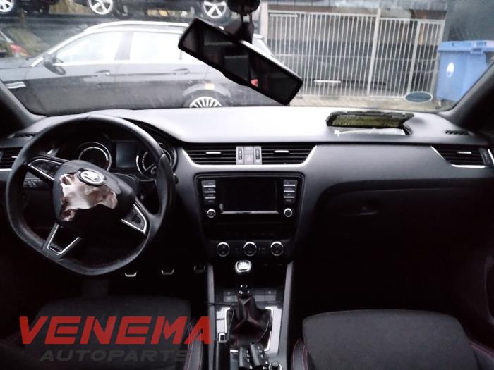 Skoda Octavia Combi 2.0 TDI RS 16V Skrotfordon (2017, ROOD)