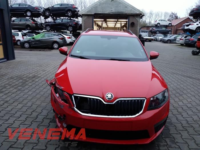 Skoda Octavia Combi 2.0 TDI RS 16V Skrotfordon (2017, ROOD)
