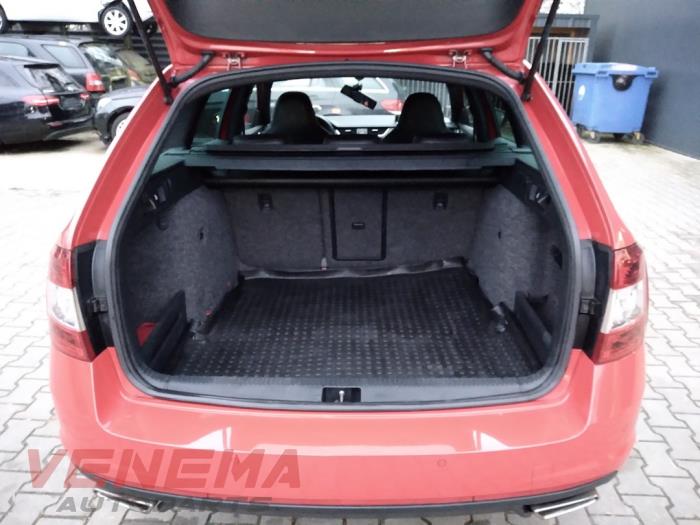 Skoda Octavia Combi 2.0 TDI RS 16V Skrotfordon (2017, ROOD)