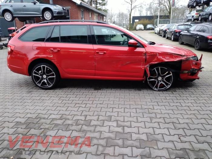 Skoda Octavia Combi 2.0 TDI RS 16V Skrotfordon (2017, ROOD)