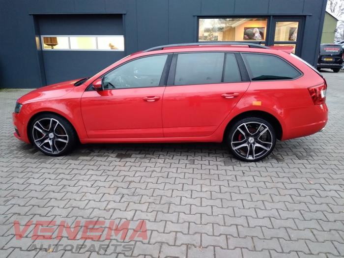 Skoda Octavia Combi 2.0 TDI RS 16V Skrotfordon (2017, ROOD)