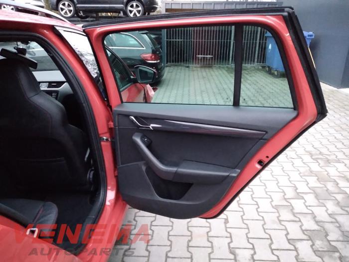 Skoda Octavia Combi 2.0 TDI RS 16V Skrotfordon (2017, ROOD)