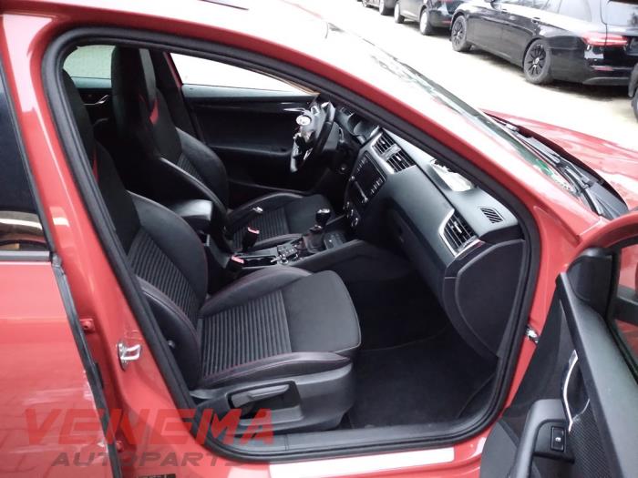 Skoda Octavia Combi 2.0 TDI RS 16V Skrotfordon (2017, ROOD)