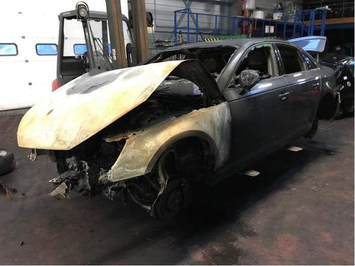 Audi A4 2.0 40 TDI 16V Skrotfordon (2017, GRIJS)