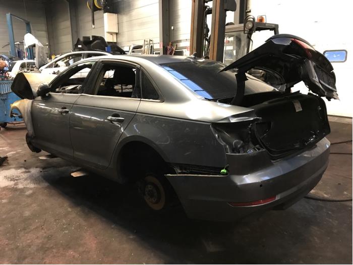Audi A4 2.0 40 TDI 16V Skrotfordon (2017, GRIJS)