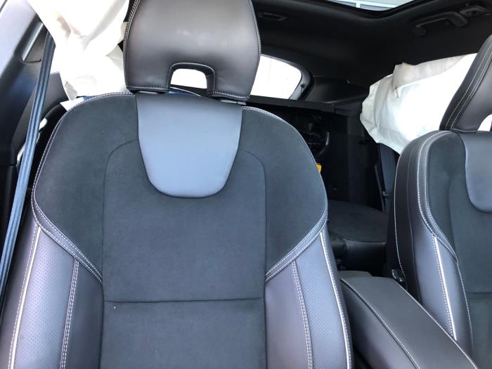 Volvo V40 Skrotfordon (2020, BLAUW)