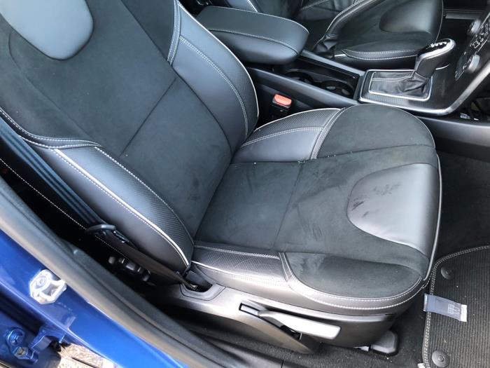 Volvo V40 Skrotfordon (2020, BLAUW)