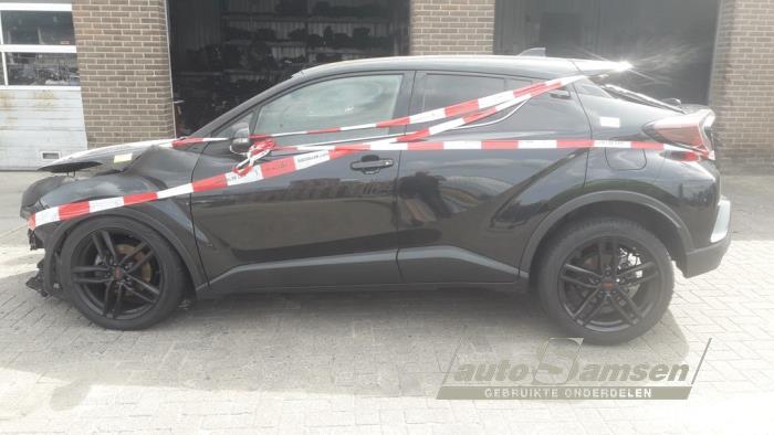 Toyota C-HR 1.8 16V Hybrid Sloopvoertuig (2018, Zwart)