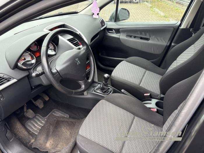 Peugeot 207/207+ 1.6 16V VTRi Skadat fordon (2010, ZWART)