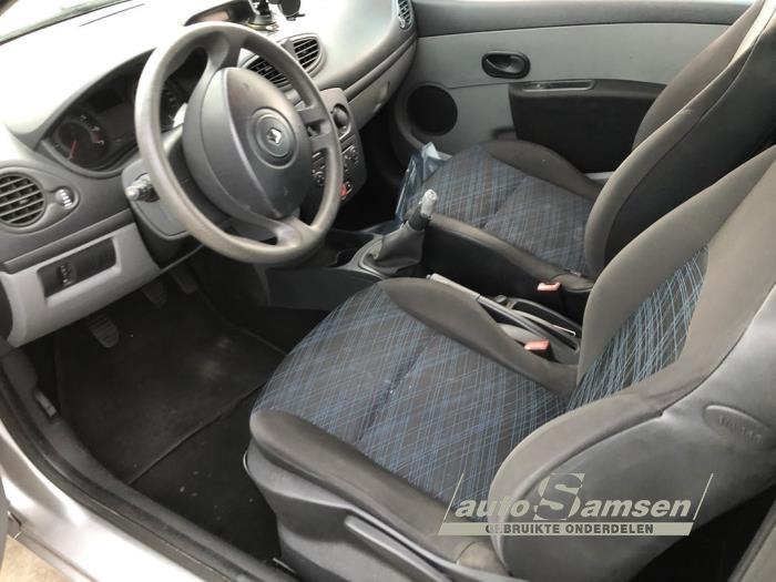 Renault Clio III 1.2 16V 75 Skrotfordon (2006, GRIJS)