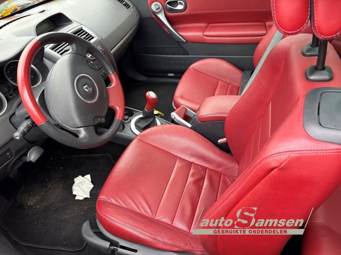 Renault Megane II CC 1.6 16V Skrotfordon (2007, ZWART)