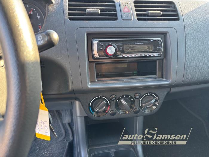 Suzuki Swift 1.3 VVT 16V Skadat fordon (2008, GRIJS)