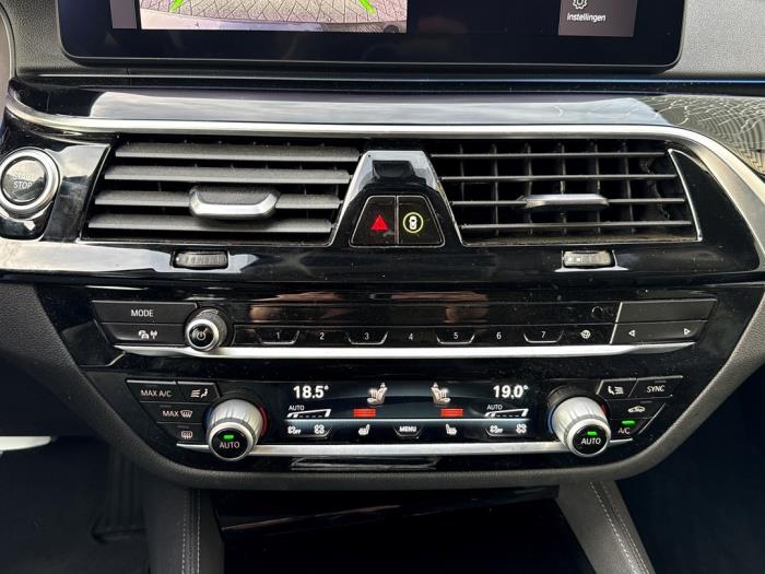 BMW 5 serie Touring 530e xDrive 2.0 Turbo 16V Schadevoertuig (2021)