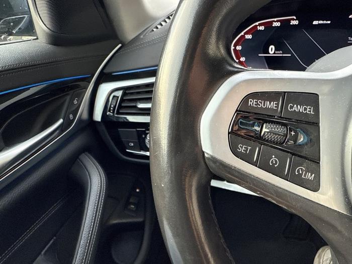 BMW 5 serie Touring 530e xDrive 2.0 Turbo 16V Schadevoertuig (2021)