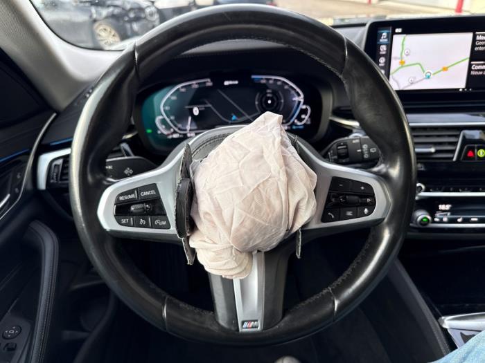 BMW 5 serie Touring 530e xDrive 2.0 Turbo 16V Schadevoertuig (2021)