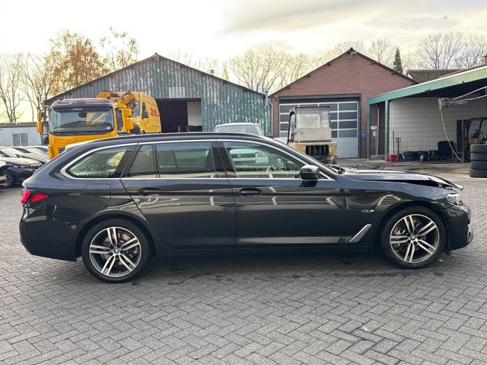 BMW 5 serie Touring 530e xDrive 2.0 Turbo 16V Schadevoertuig (2021)