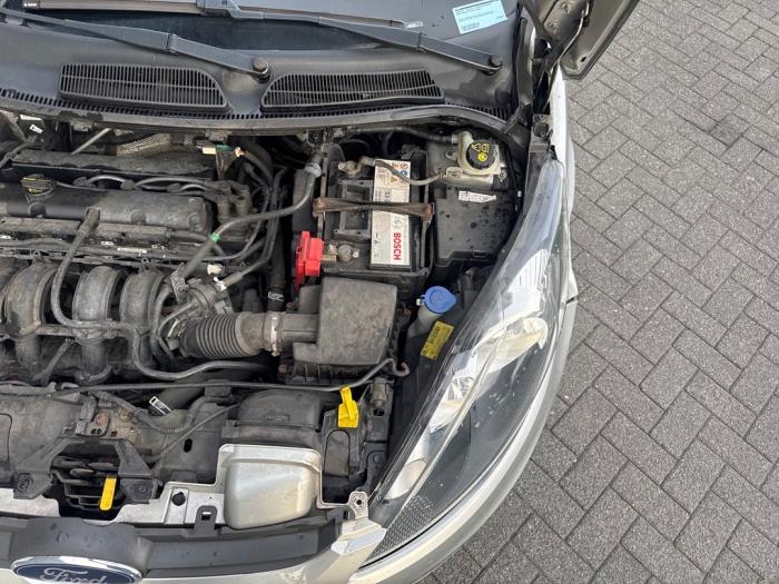 Ford Fiesta 6 1.25 16V Schadevoertuig (2010, Grijs)