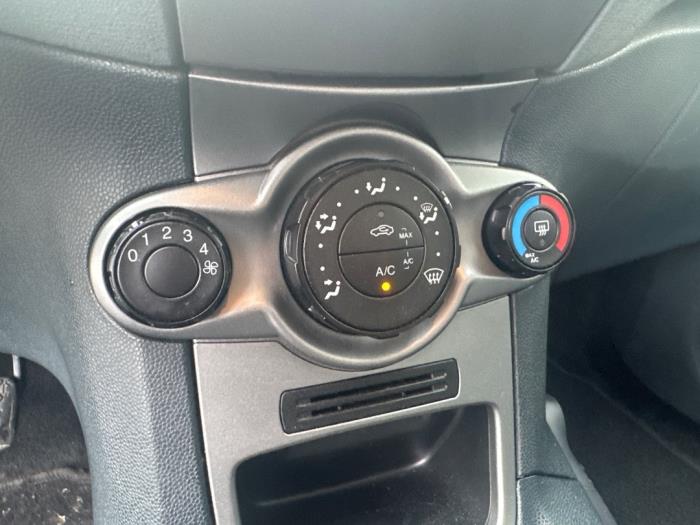 Ford Fiesta 6 1.25 16V Schadevoertuig (2010, Grijs)