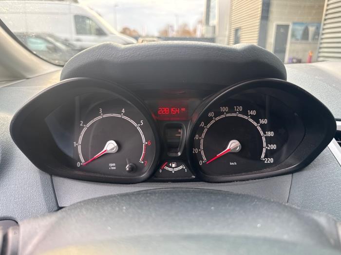 Ford Fiesta 6 1.25 16V Schadevoertuig (2010, Grijs)