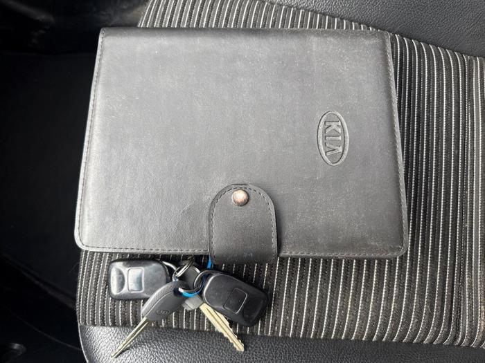 Kia Sportage 2.0 CVVT 16V 4x2 Skadat fordon (2006, ZWART)