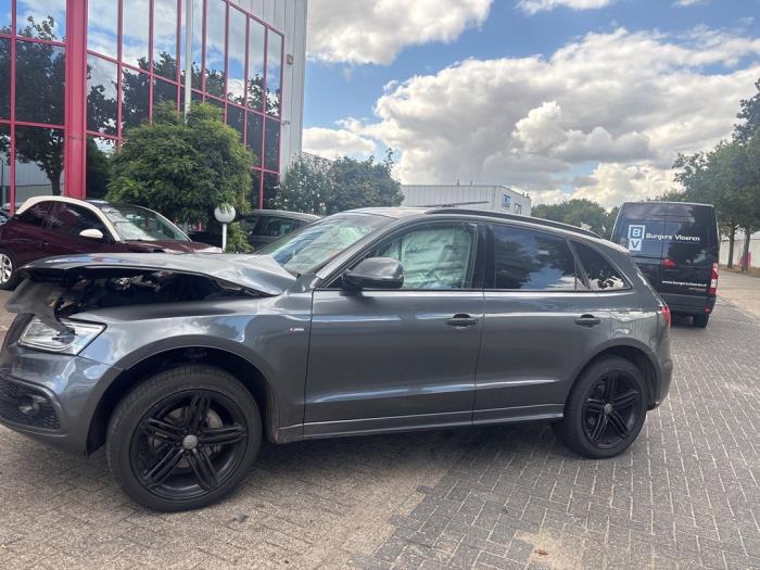 Audi Q5 2.0 TFSI 16V Quattro Skrotfordon (2016, GRIJS)