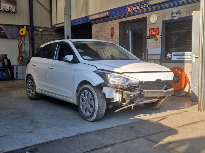 Hyundai i20 1.2i 16V Skrotfordon (2019, WIT ZWART)