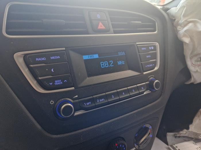 Hyundai i20 1.2i 16V Skrotfordon (2019, WIT ZWART)